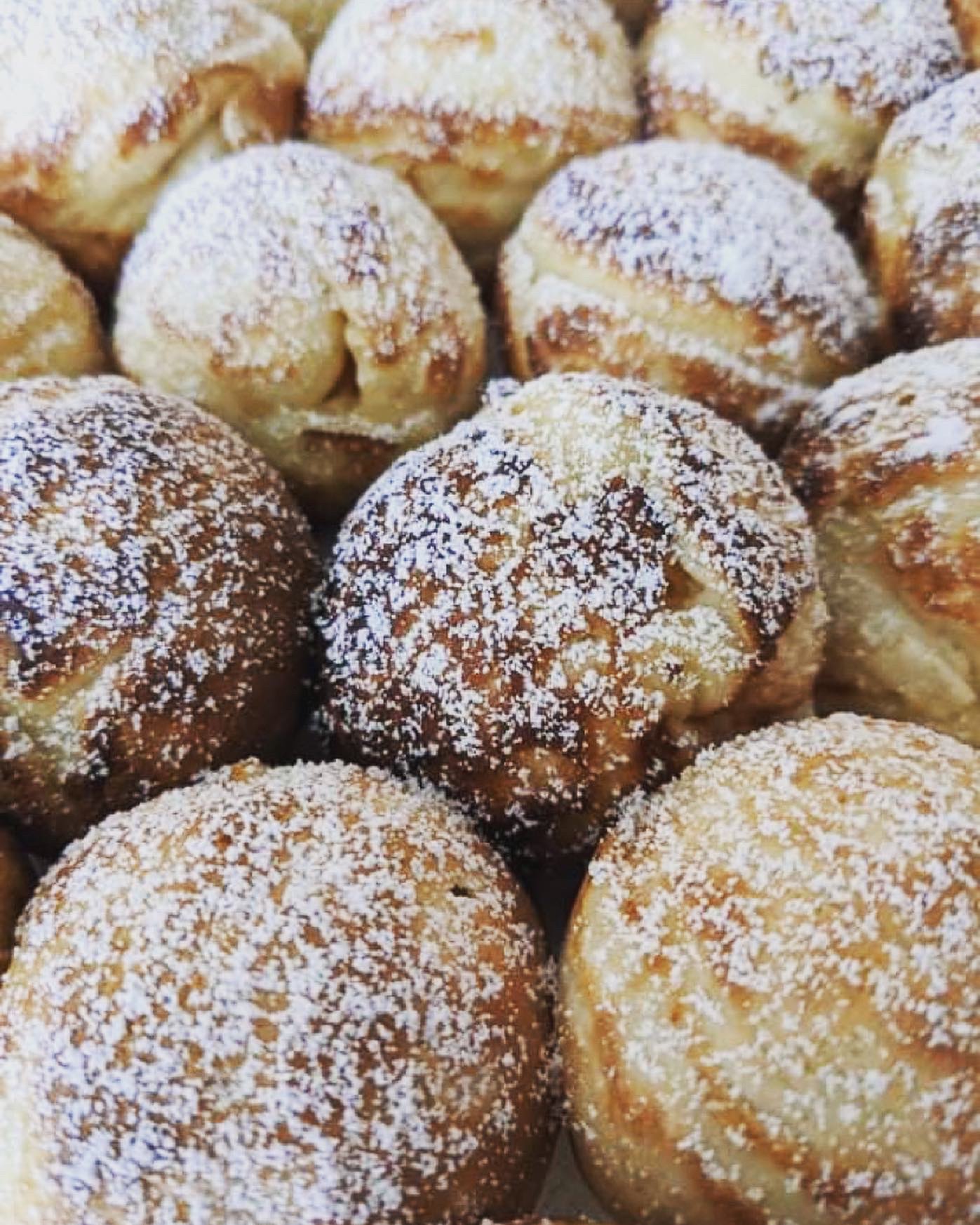 &AElig;bleskiver dusted with powdered sugar
